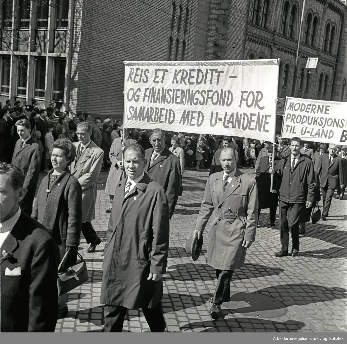 1. mai 1964 i Oslo.Demonstrasjonstoget i Karl Johans gate.Parole: Reis et kreditt- og finansieringsfond for samarbeid med U-landene
