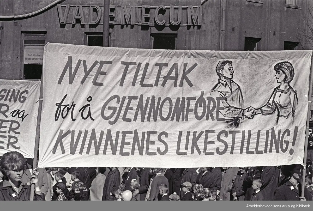 1. mai 1965 i Oslo.Demonstrasjonstoget i Karl Johans gate.Parole: Nye tiltak for å gjennomføre kvinnenes likestilling!.