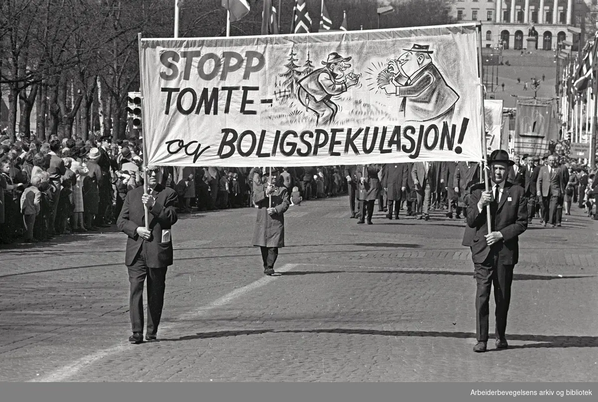 1. mai 1965 i Oslo.Demonstrasjonstoget i Karl Johans gate.Parole: Stopp tomte- og boligspekulasjon!