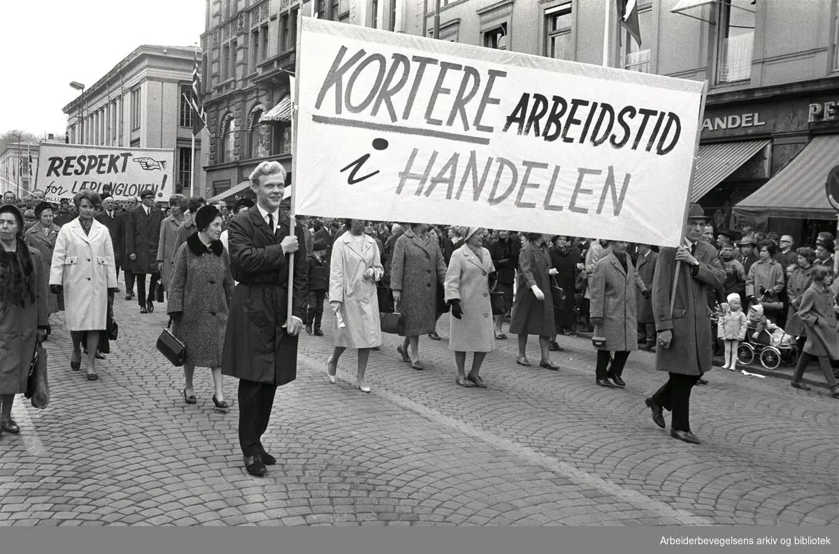 1. mai 1966 i Oslo.Demonstrasjonstoget i Karl Johans gate.Parole: Kortere arbeidstid i Handelen