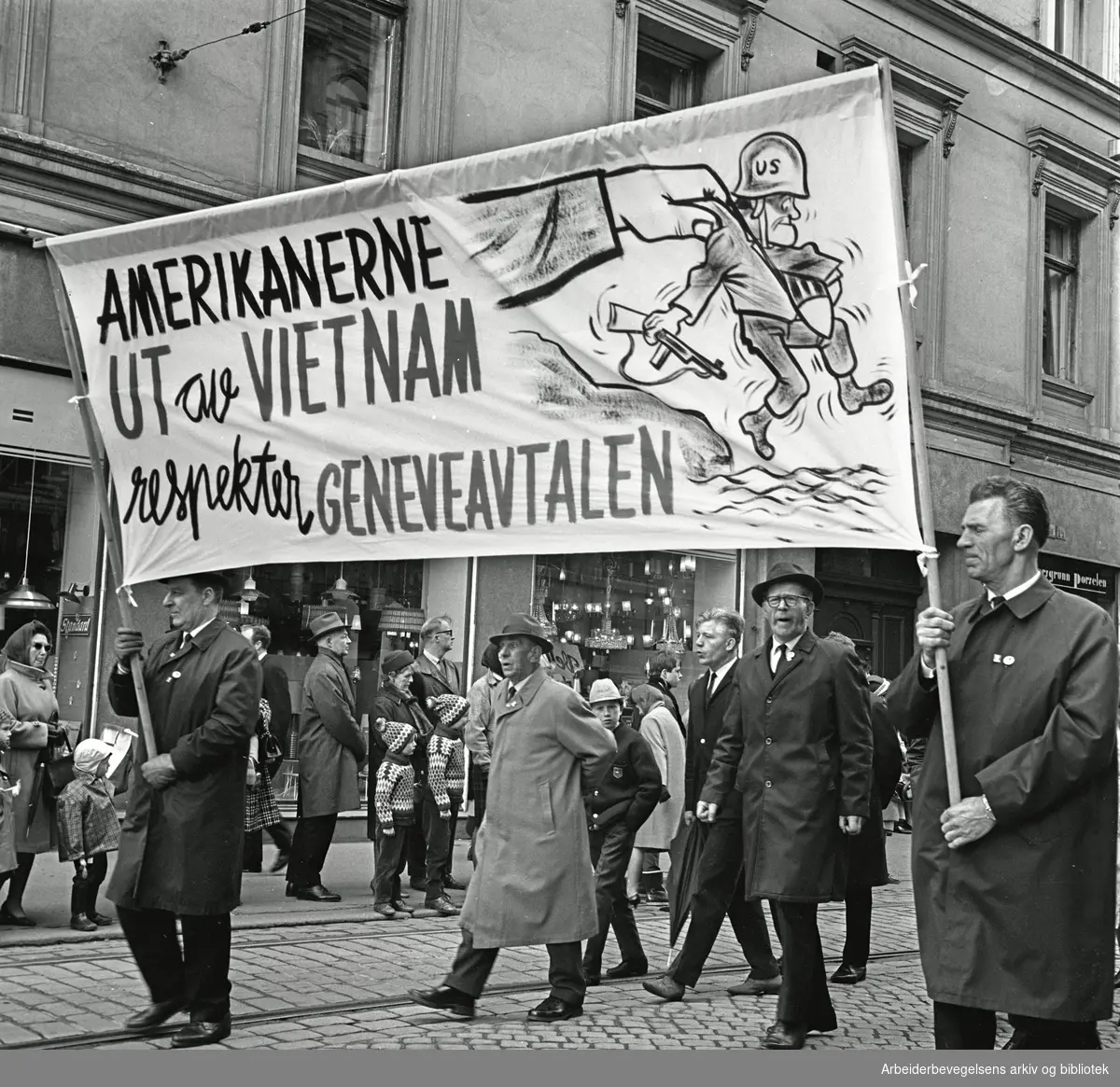 1. mai 1967 i Oslo.Demonstrasjonstoget.Prole: Amerikanerne ut av Vietnam.Respekter Geneveavtalen..
