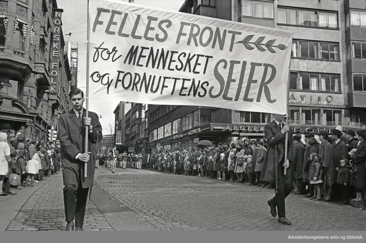 1. mai 1967 i Oslo.Demonstrasjonstoget i Karl Johans gate.Parole: Felles front for mennesket og fornuftens seier