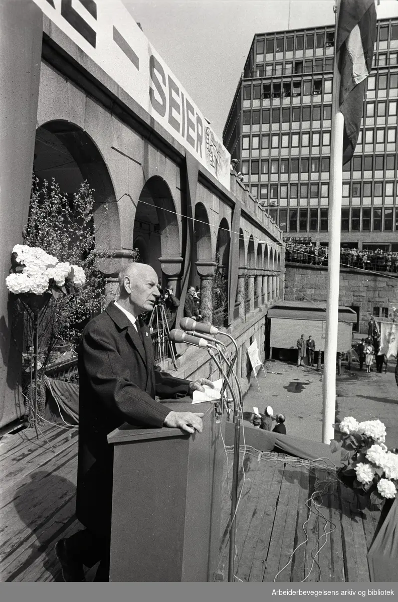 1. mai 1967, Einar Gerhardsen taler på Youngstorget. Parole: Samhold- Styrke- Seier.