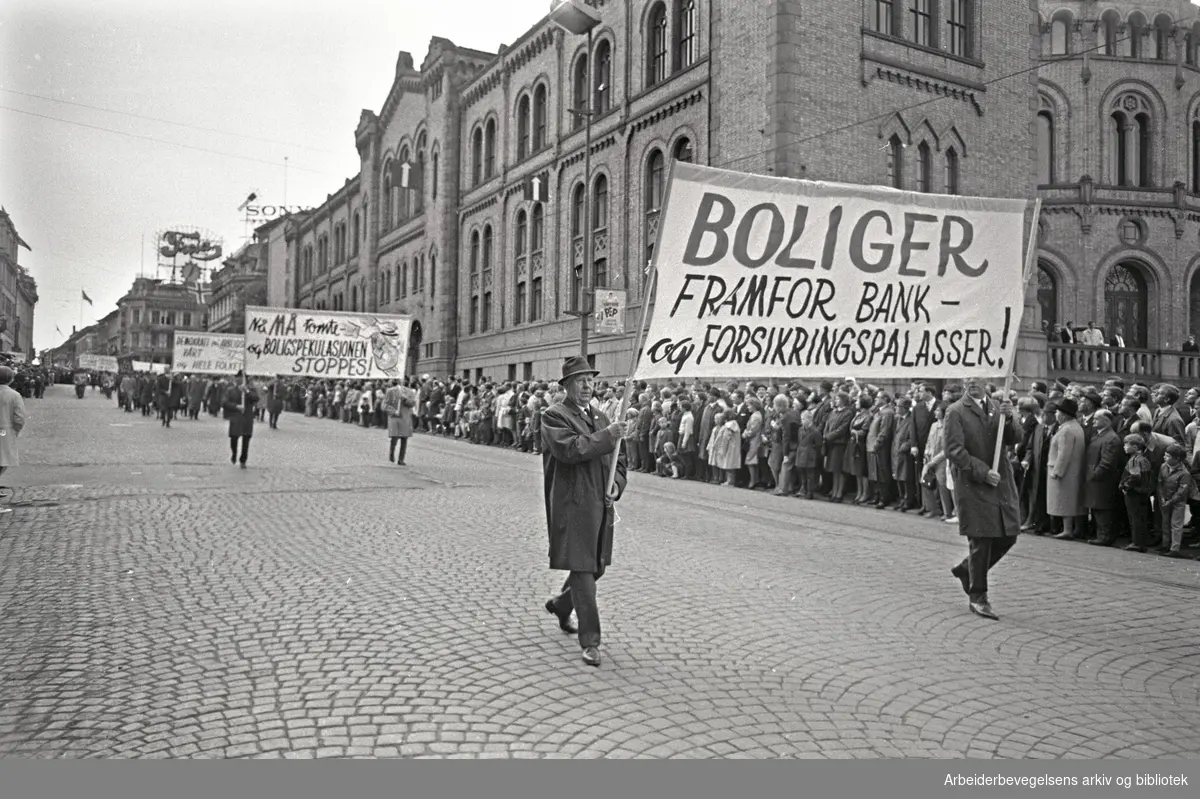 1. mai 1968 i Oslo.Demonstrasjonstoget i Karl Johans gate.Parole: Boliger framfor bank- og forsikringspalasser!.