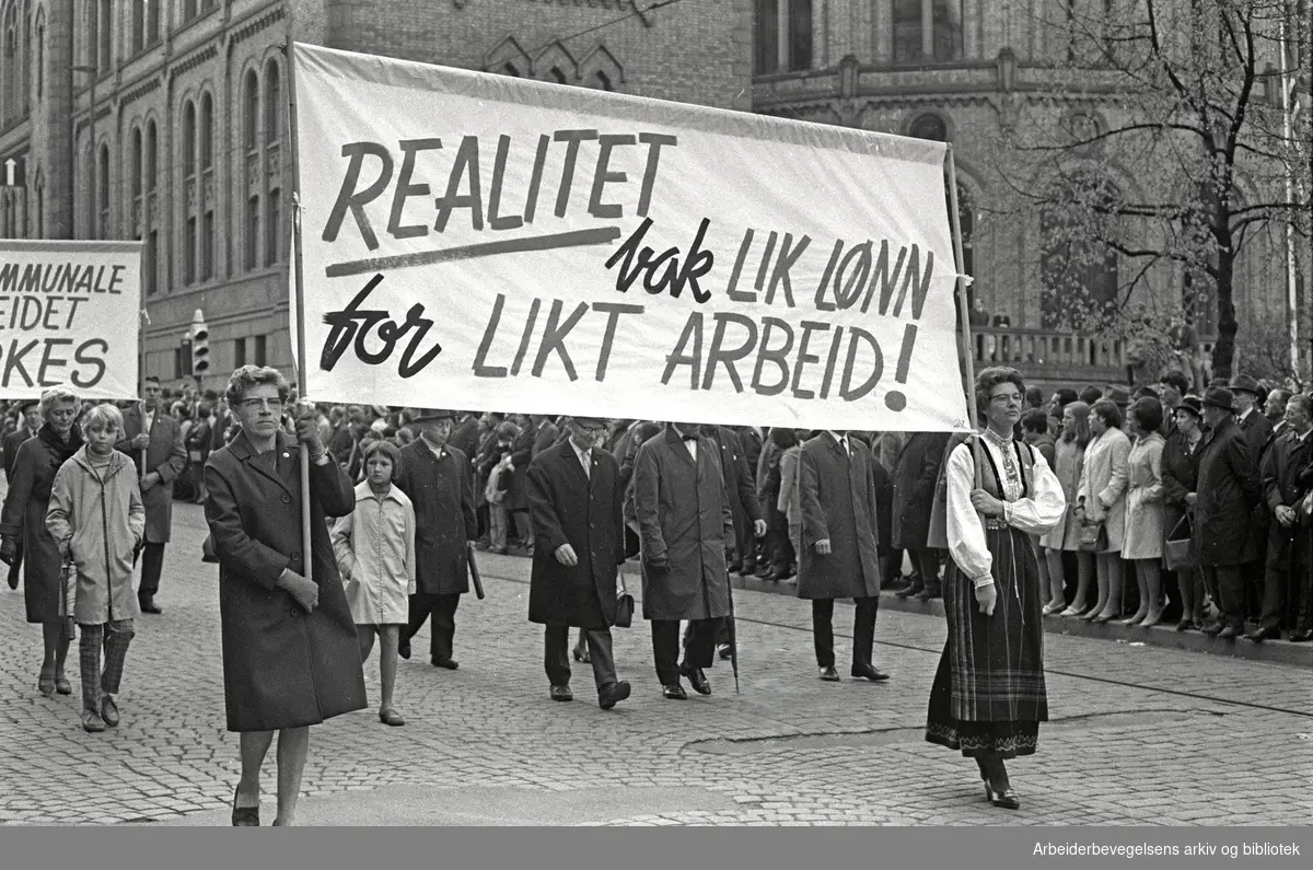 1. mai 1968 i Oslo.Demonstrasjonstoget i Karl Johans gate.Parole: Realitet bak lik lønn for likt arbeid!.