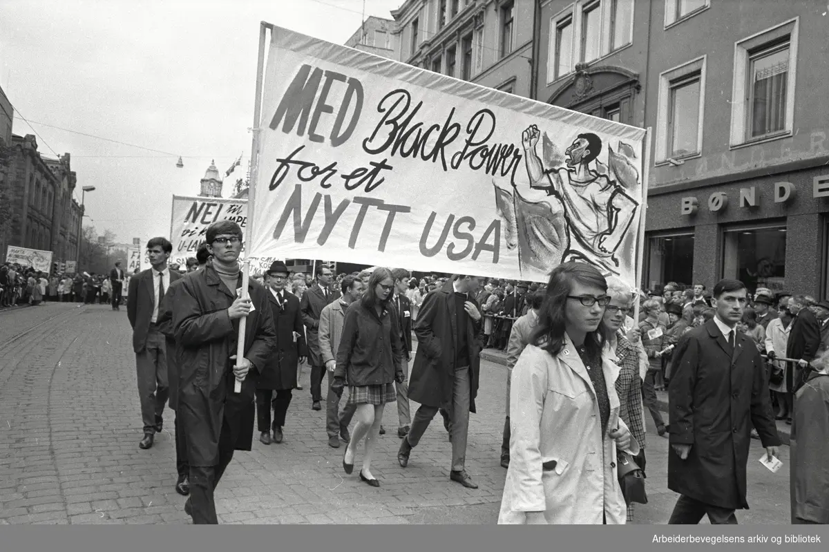 1. mai 1968 i Oslo.Demonstrasjonstoget i Karl Johans gate.Parole: Med Black Power for et nytt USA.