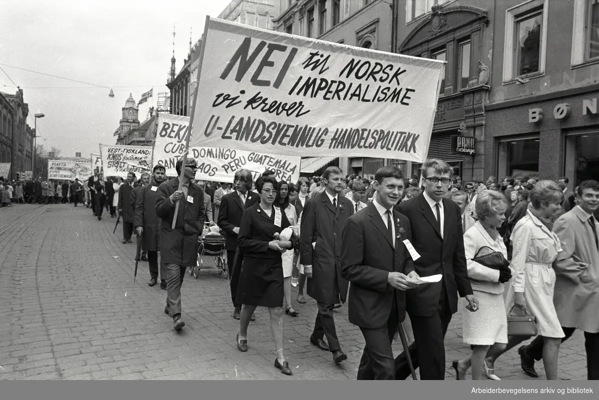 1. mai 1968 i Oslo.Demonstrasjonstoget i Karl Johans gate.Parole: Nei til norsk imperialisme.Vi krever u-landsvennlig handelspolitikk.