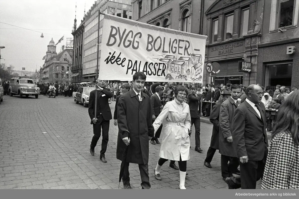 1. mai 1968 i Oslo.Demonstrasjonstoget i Karl Johans gate.Parole: Bygg boliger ikke palasser.