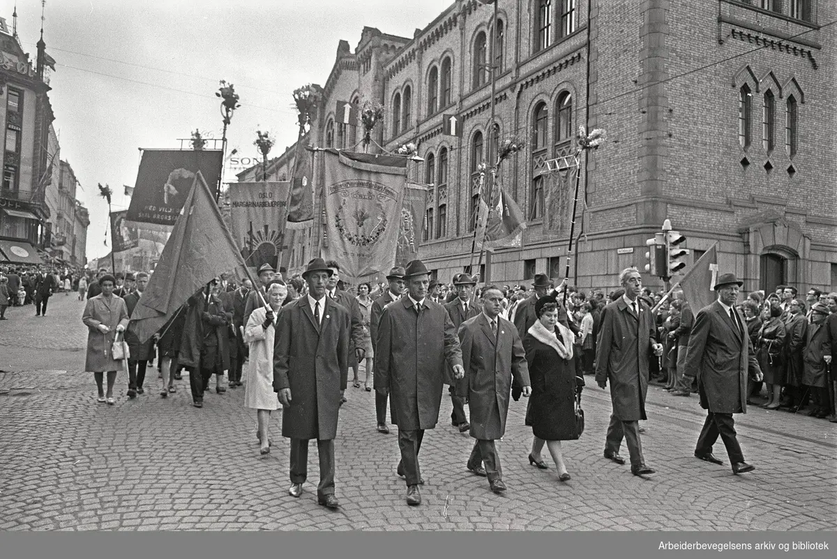 1. mai 1968 i Oslo.Demonstrasjonstoget i Karl Johans gate.Fane: Bryggeri og Mineralvandfabrikkarb. Forening.Fane: Oslo Margarinarbeider Forening...
