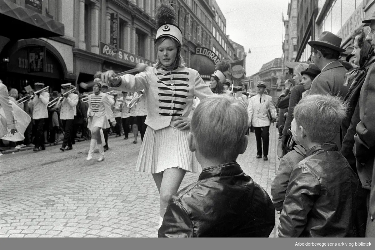 1. mai 1969 i Oslo.Demonstrasjonstoget i Torggata.Drillpiker Sinsen ungdomskorps.