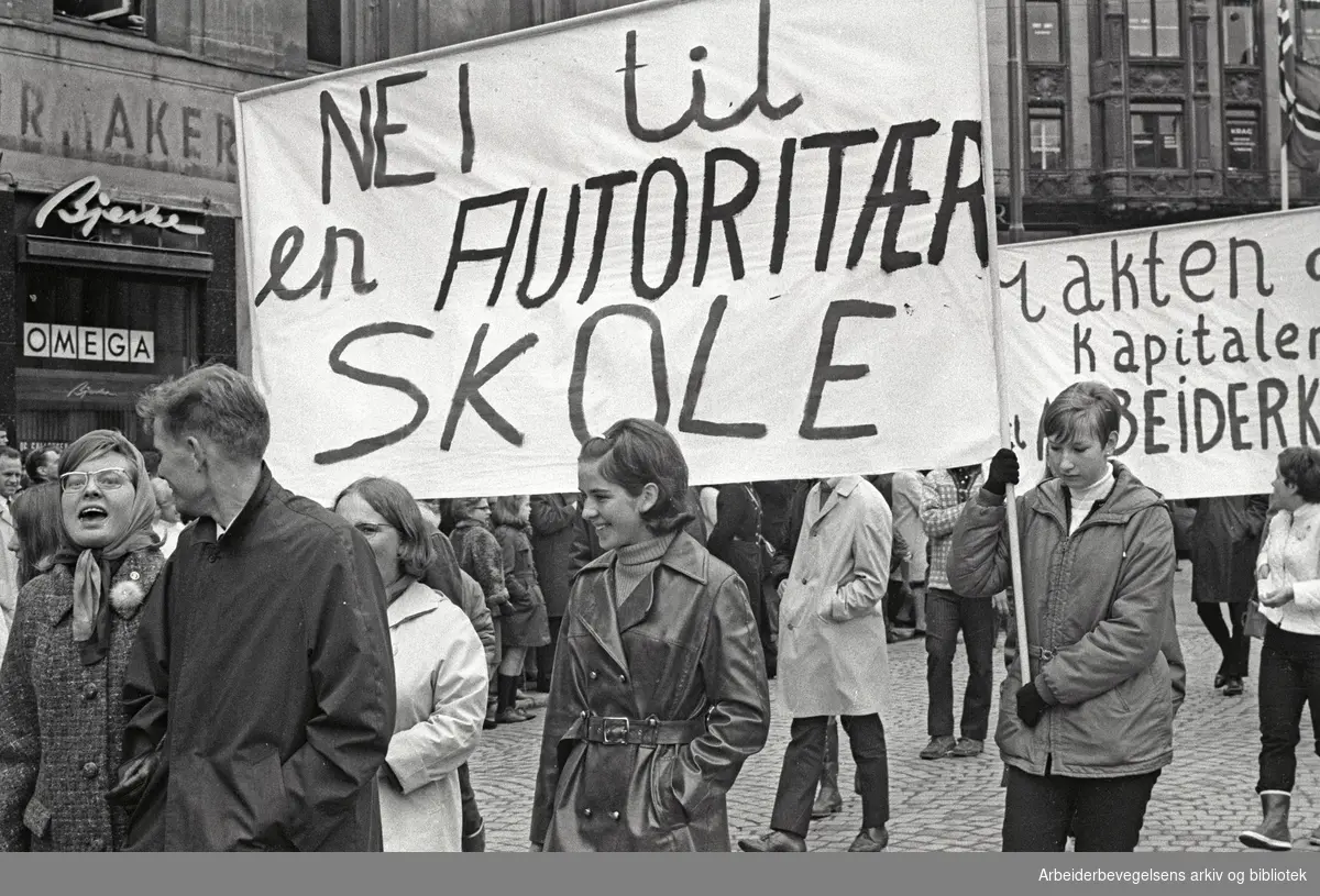 1. mai 1969 i Oslo.Demonstrasjonstoget i Karl Johans gate.AUF.Parole: Nei til en autoritær skole.