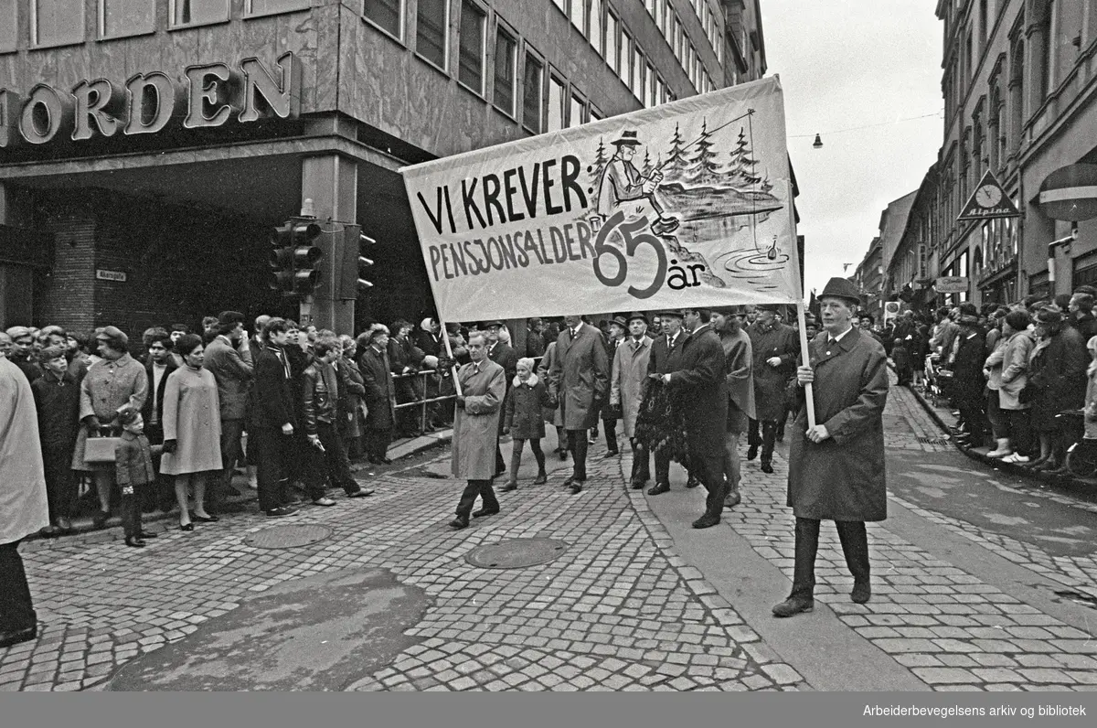 1. mai 1969 i Oslo.Demonstrasjonstoget i Karl Johans gate.Parole: Vi krever pensjonsalder 65 år