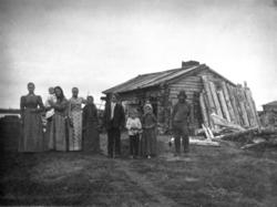 Familien Rautiola foran sitt hjem på Vaarlamansaari i Höyhen