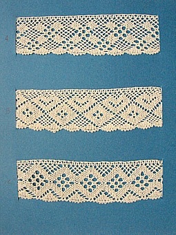 Blått kartongark med tre prover på knypplad skånsk spets från östra Göinge härad. Vid varje prov står en stor bokstav.
A. 13 x 3,8 cm
B. 13 x 3,7 cm
C. 13 x 3,8 cm