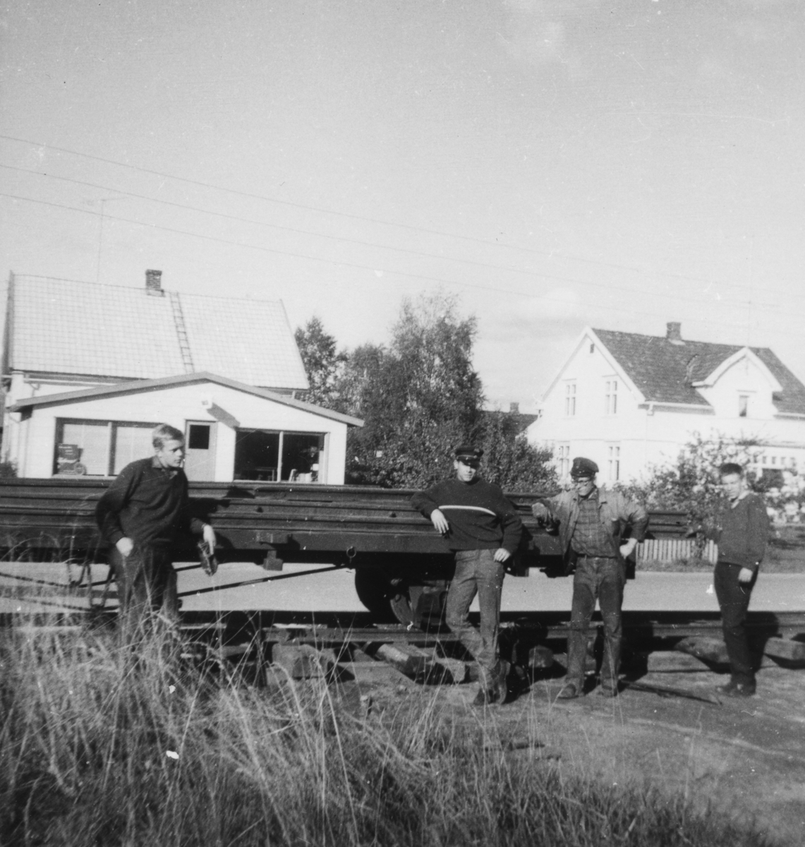 Henting av skinnemateriell i Sørumsand sentrum med vogn N 105 for bruk på museumsbanen. Nytt, midlertidig spor over vei måtte legges ut