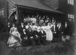 Bryllupsbilde foran tømmervilla.