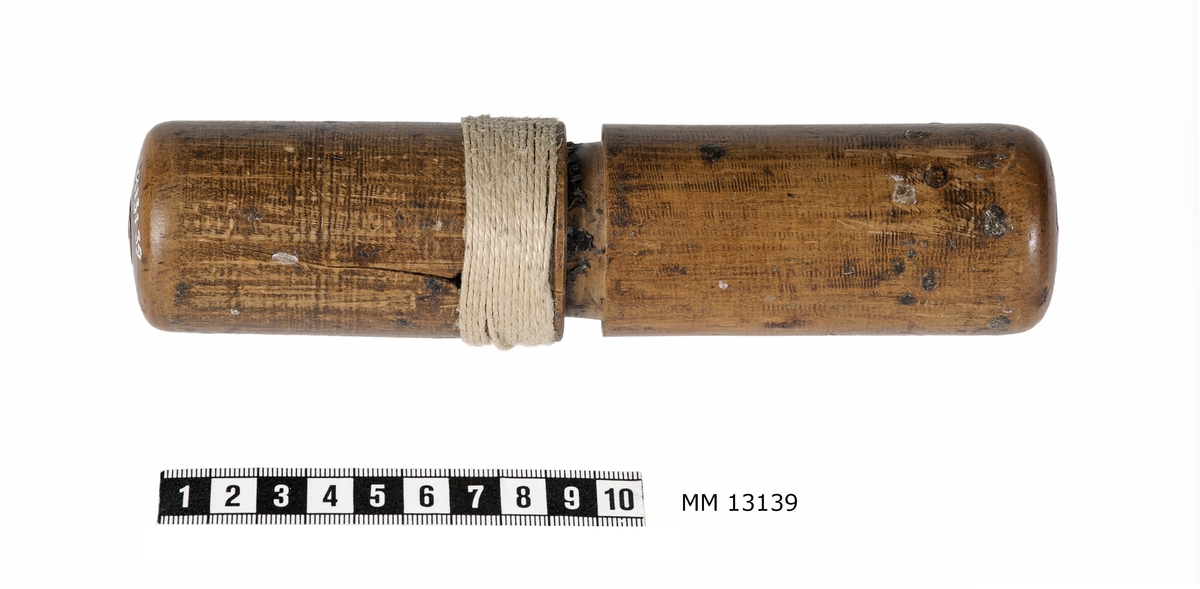 Nål för segelsömmare i stål. Nålen förvaras i cylindriskt fodral av trä med märkning: S. H. (Sten Hansson)