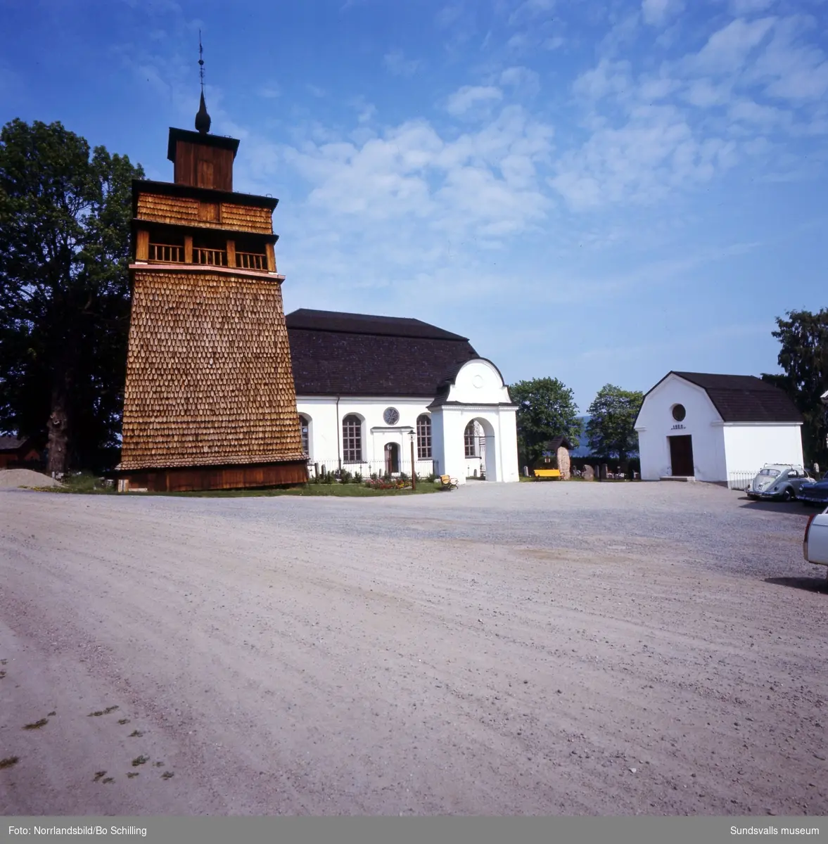 Exteriörbilder av Attmars kyrka med klocktornet i trä.