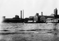 Flommen i Skien 1927. Broene og Smieøya fra øst. Fotograf Er