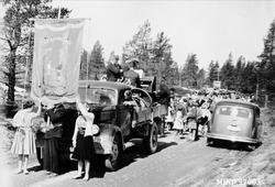 17. mai ca. 1959 i Bakkvegen. Lastebilen tilhørte Iver Sæthe