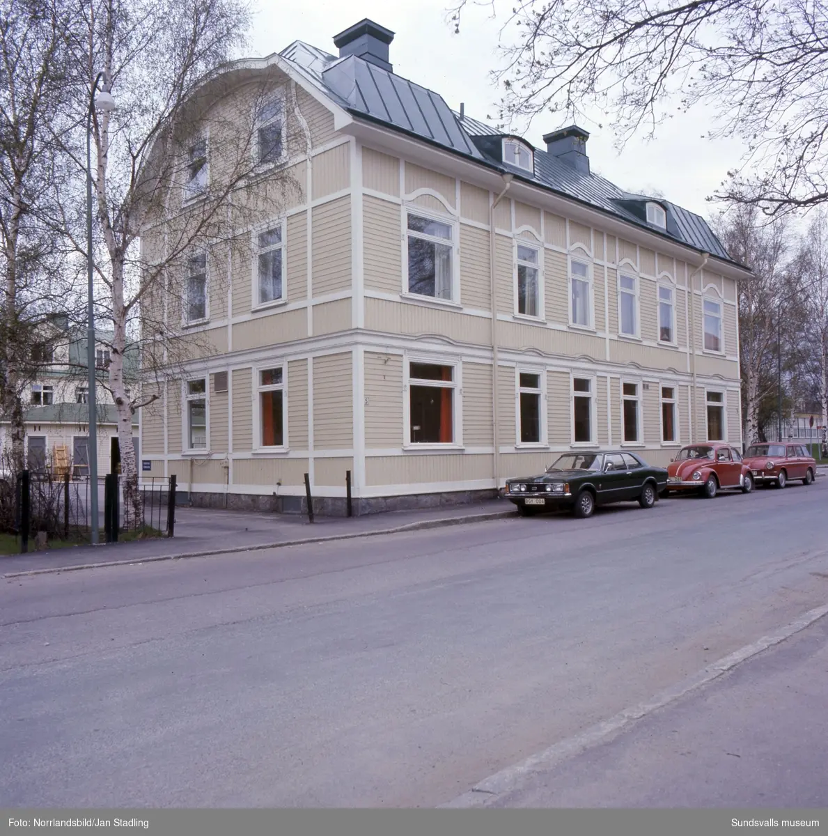 Exteriörbilder på trähus vid Södra Tjärngatan 5, invid Bünsowska tjärnen.