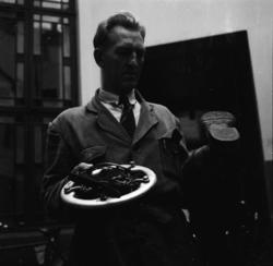 Vardens arkiv. "Nissedølen Olav Felle debuterer som oppfinne