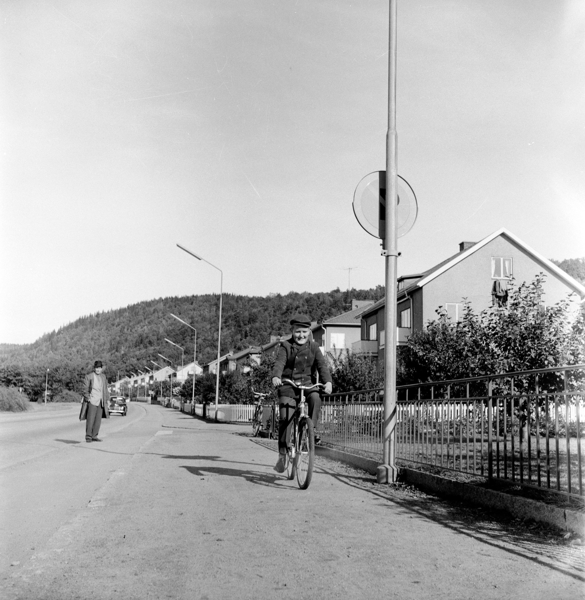 På Norrängen i Huskvarna kommer en ung man cyklande utmed Grännavägen.