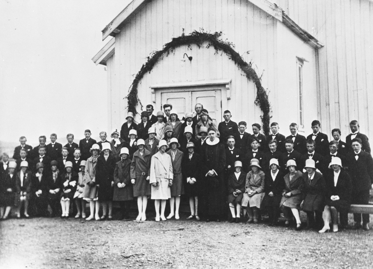 Berlevåg. Konfirmantkullet i Berlevåg 1929 på kirketrappen.