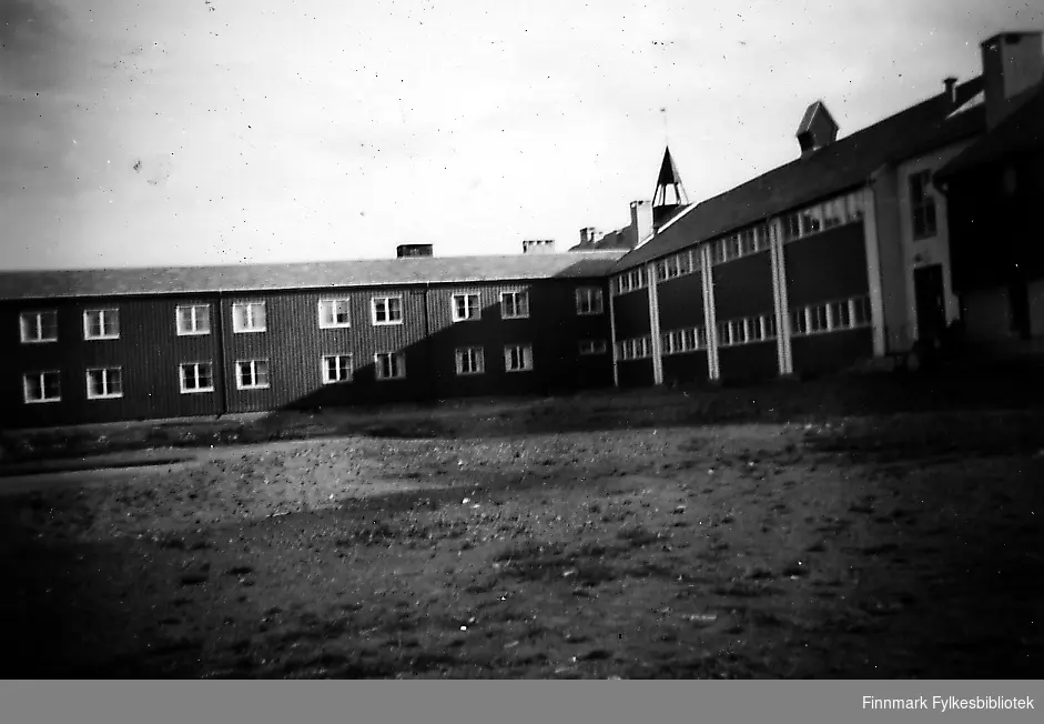 Et bilde fra innvielsen av Seida internat i 1953. På bildet skolen og internatet. Tatt fra en annen vinkel en førrige, Fb.97406-012.