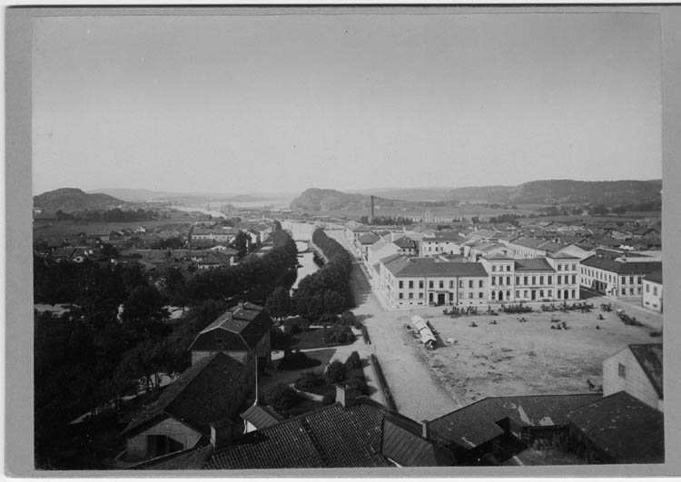 Bild 1. Utsikt från Tornet. Uddevalla, mot väster år 1877. Torget 1877.