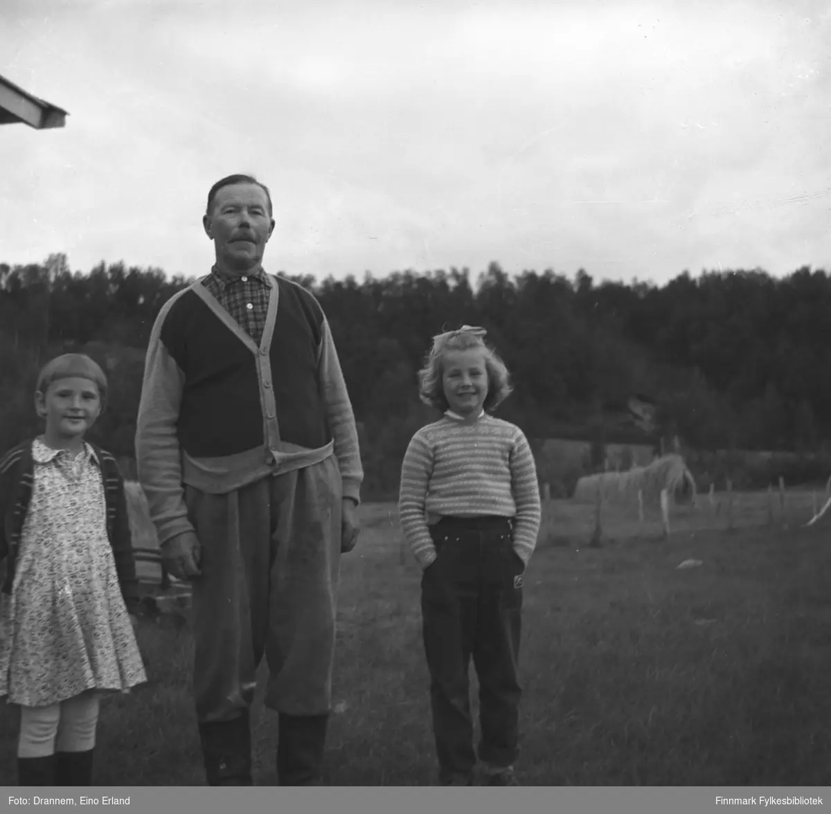 Turid Lillian med sin farfar Alfred Karikoski i Steinnes i Neiden. Til venstre i bildet ei jente, en gjest?