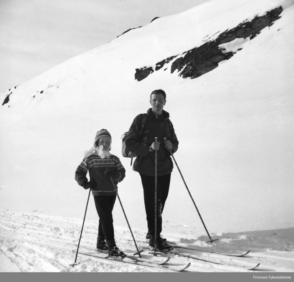 Påsketid. Turid Lillian med sin far Eino Drannem på skitur