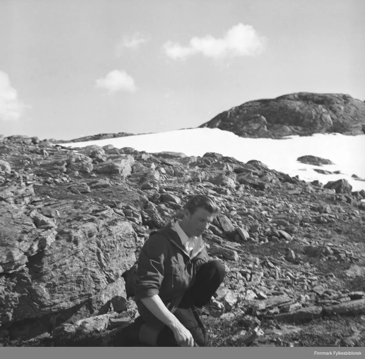 Eino Drannem samler materialer for å tenne bål på en  fjelltur sammen med familien sin (i Hammerfest)