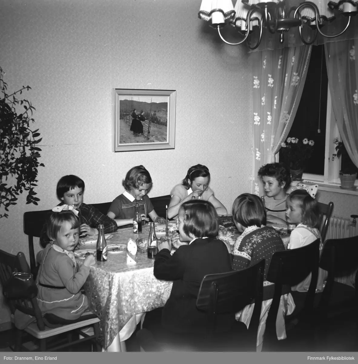 Sju jenter er invitert på Turid Lillian sin bursdag. Jentene sitter rundt bordet og spiser kake