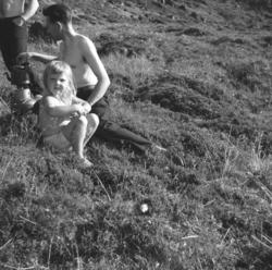 Et sommerbilde med to voksne og ett barn (vet ikke hvem?). D