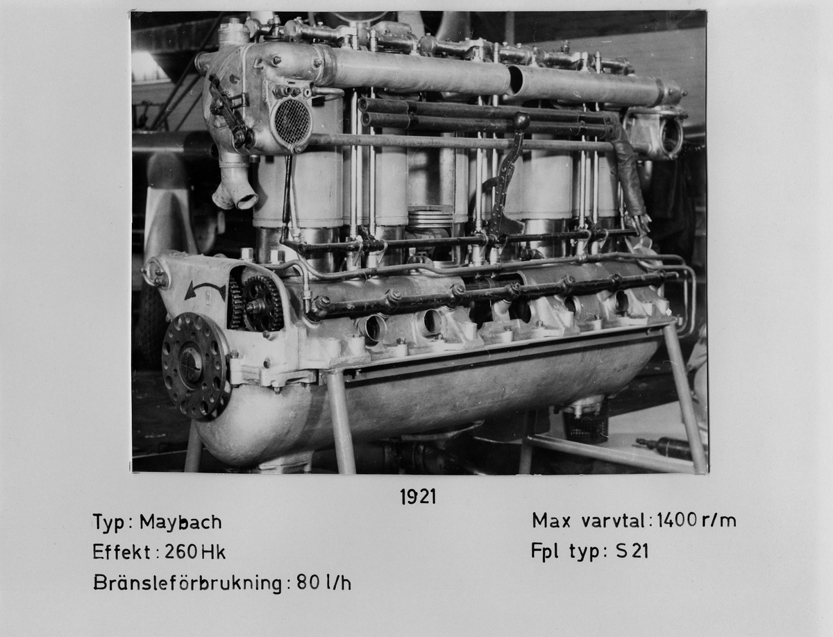 Flygmotor Maybach IVa, tillverkad 1921, för flygplan FVM S 21 och FVM S 25. Monterat foto med tillhörande information.