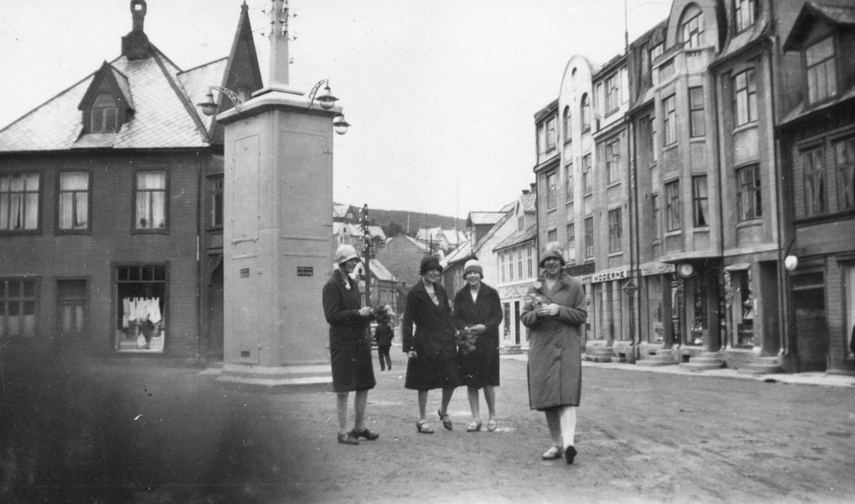 Fire unge kvinner på Rikard Kaarbøs plass. Transformatorkiosk i bakgrunnen.