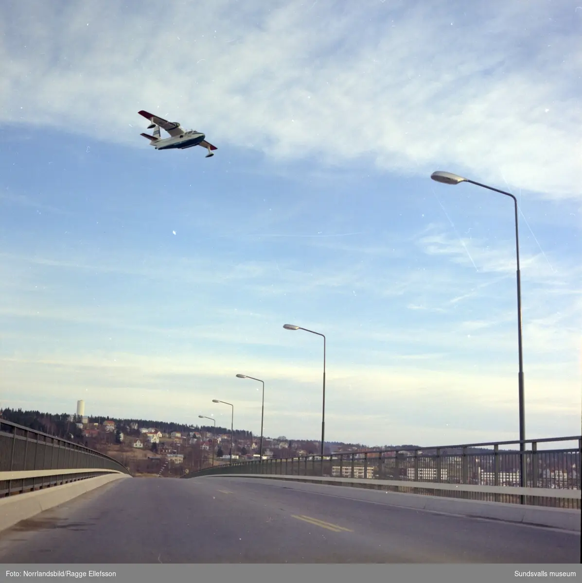 T-flyg med Hasse Thelin i sitt plan "Pian" vid Alnöbron.