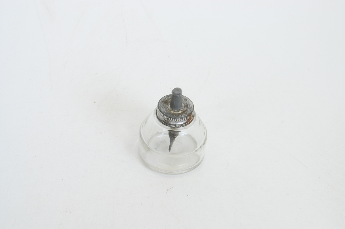Form: sylinder med kjegleformet tut
