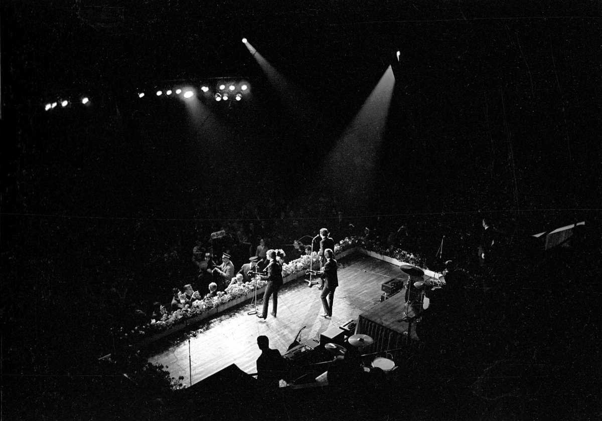 Konsert med det engelske bandet The Beatles i K.B. Hallen i København. På scenen fra venstre John Lennon, George Harrison,
Paul McCartney og bak til høyre Jimmy Nicol som vikarierte for Ringo Starr på trommer.