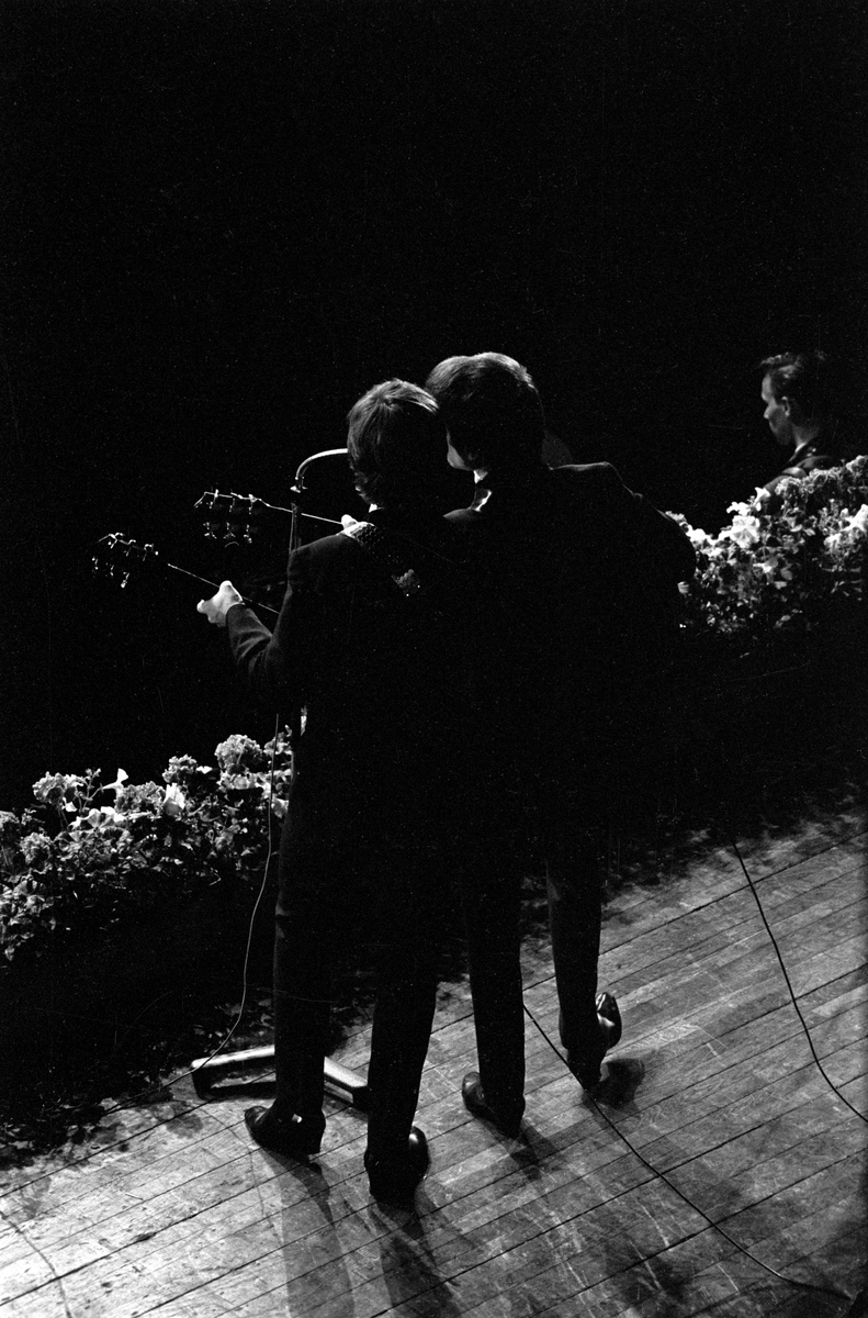 Konsert med det engelske bandet The Beatles i K.B. Hallen i København. På scenen fra venstre John Lennon og George Harrison.