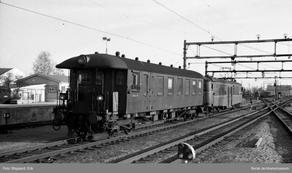 Styrevogn for motorvogntog litra BFS65 nr. 18603 og motorvogn BM 65 20 i tog 186 på Ski stasjon