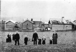 Kyrkjebøen,68.1 og 68.2, i Hemsedal, ca. 1887.
Frå venstre: 
