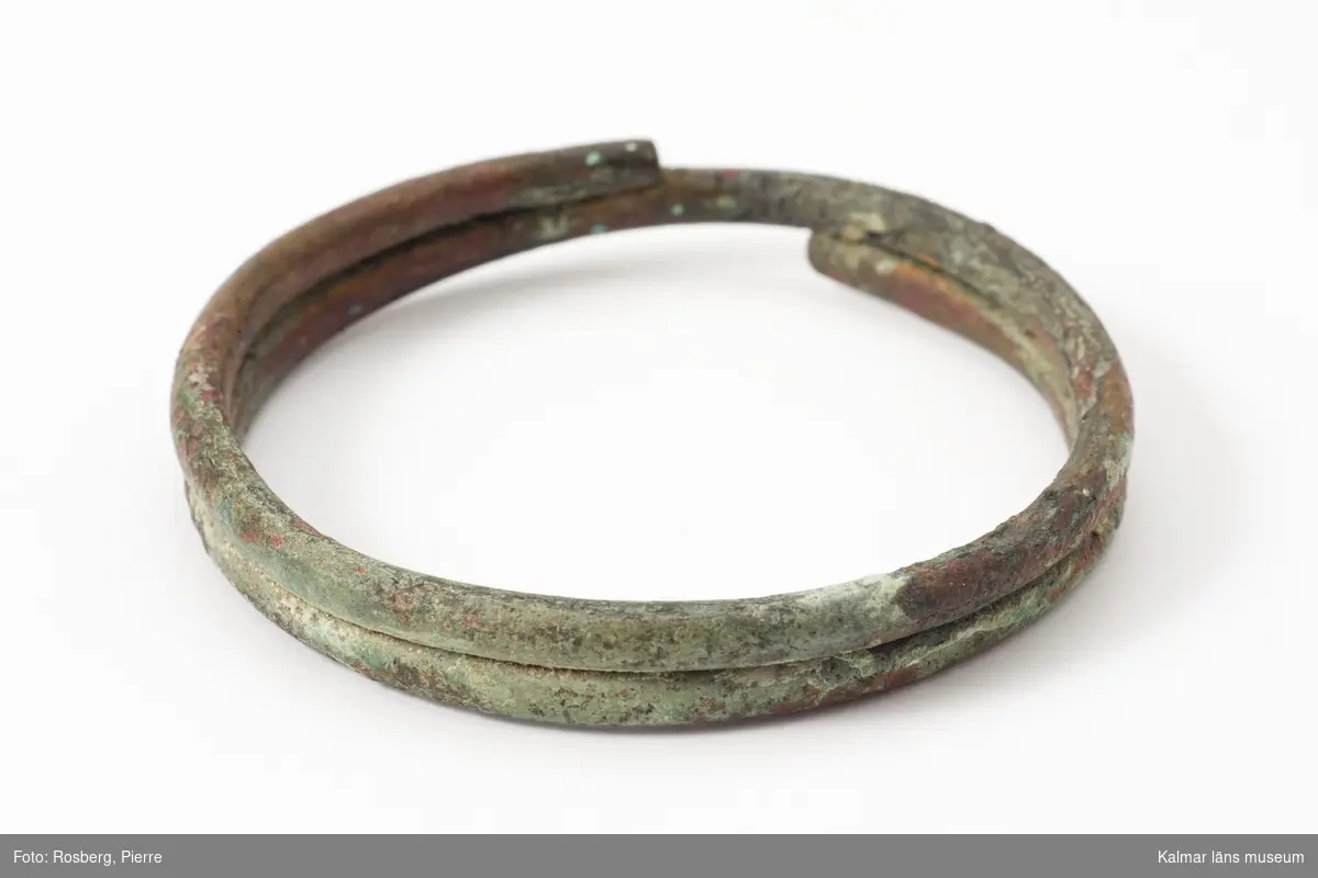 KLM 95. Armring, av brons. Spirallagd. Lagd i två spiraler. Trind ten. Något skadad. Datering, äldre romersk järnålder.