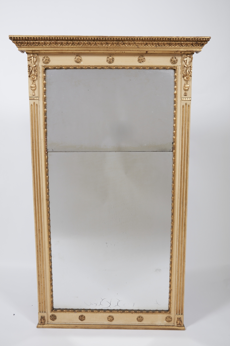 Rektangulert speil med forgylte detaljer og ornamentikk. Glasset er todelt.