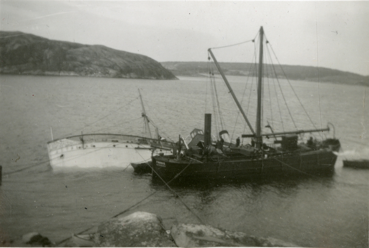 Berging av dampskipet 'Göteborg' (b. 1891) som grunnstøtte og sank september 1930 sør for Grebbestad, Sverige
.