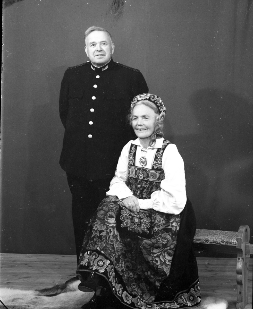 Portrett av lensmann Aasmund Bitustø og Magna Ellefsen Bitustøll.