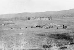 Utsikt mot Gravset, bildet tatt opp mot gårdsplassen, rundt 