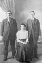 Portrettbilde, to menn og en kvinne, atelierfotografi. Alle 