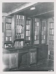 Bokhyller med bøker og et skrivebord i Ingvald Skjeldrup sit